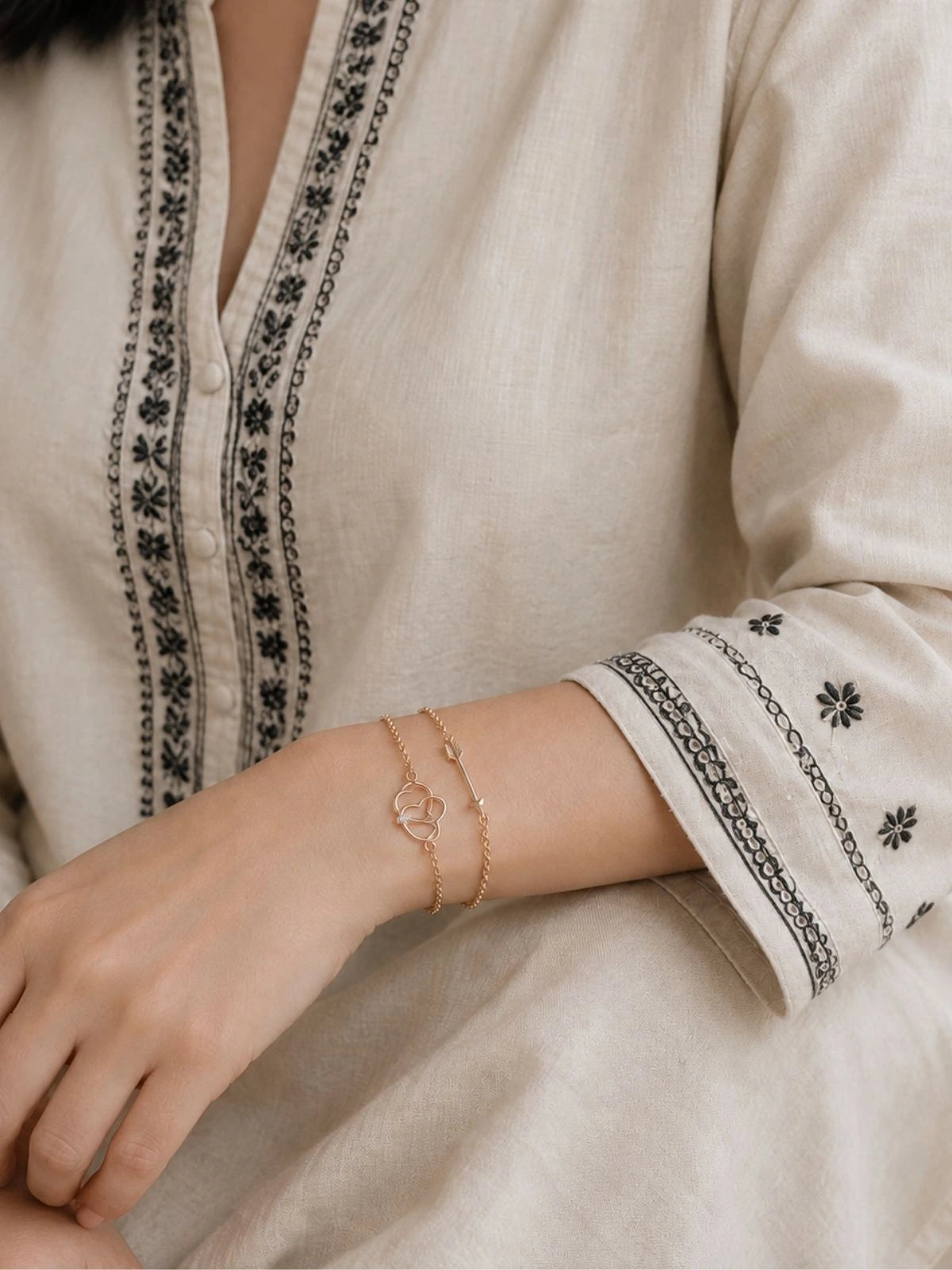 Gold Interlinked Bracelet with Delicate Chain and Minimalist Design