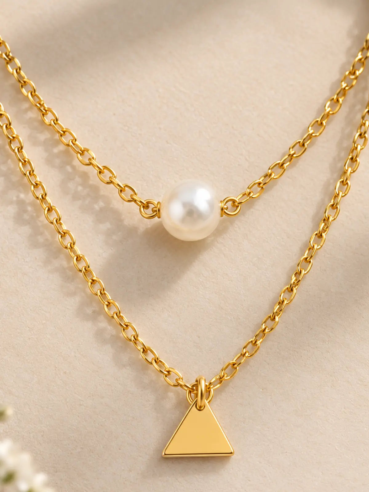 Gold necklace with pendant