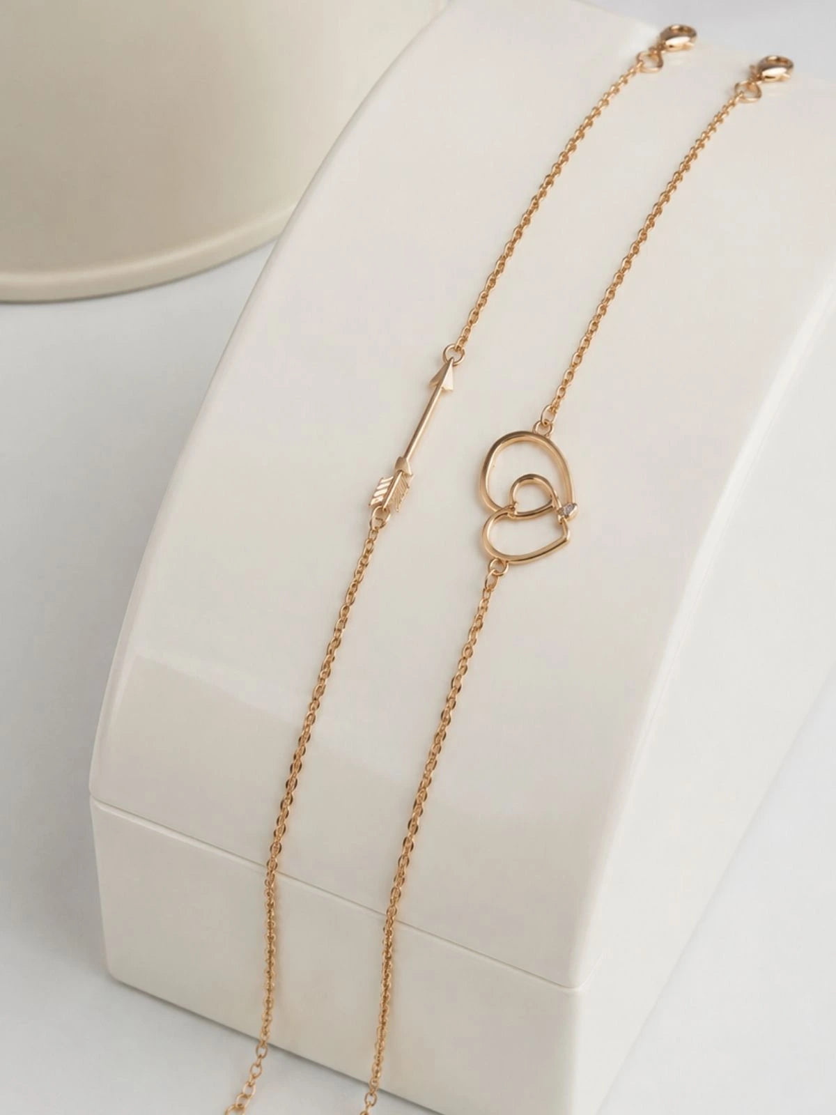 Elegant Interlinked Bracelet for Women with Unique Linked Loop Detail