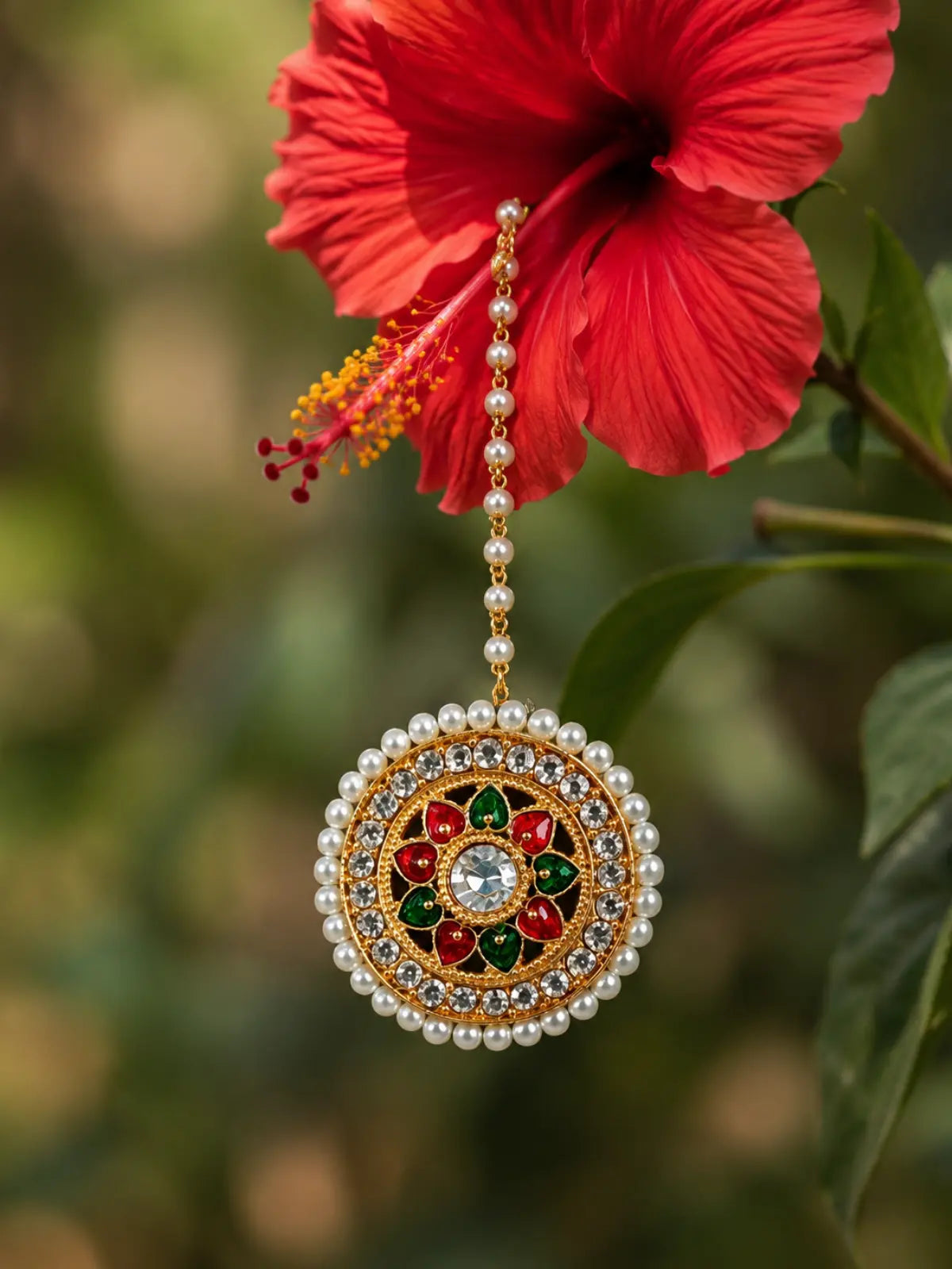 Rajasthani maang tikka with pearl border