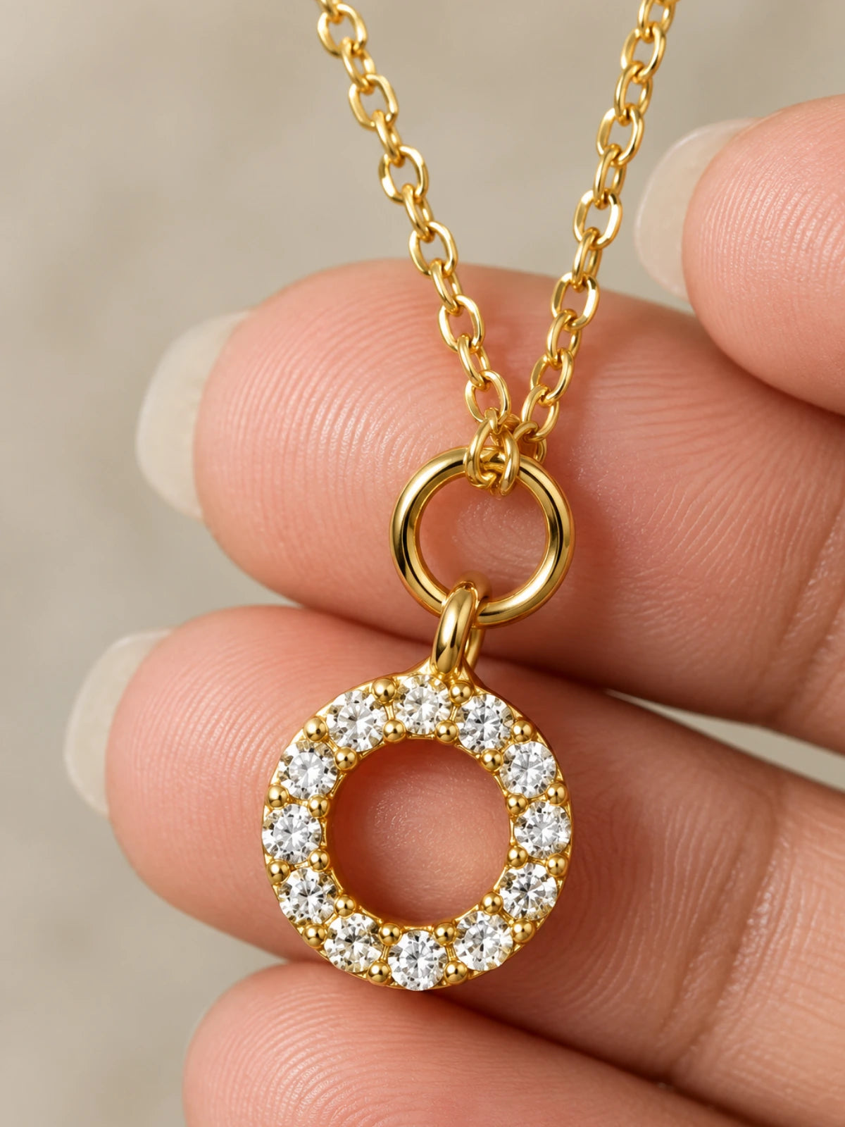 Round stone pendant necklace