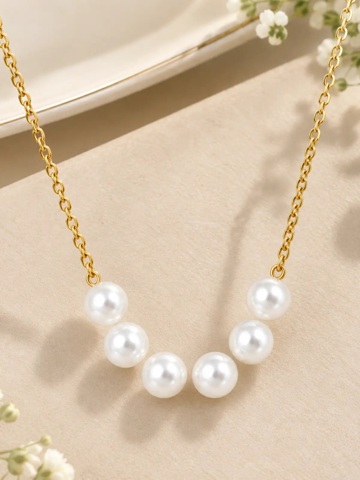  White pearl pendant necklace