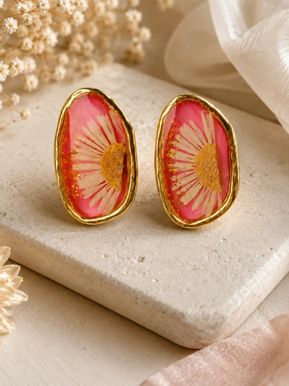  Pink resin stud earrings with pressed daisy flowers