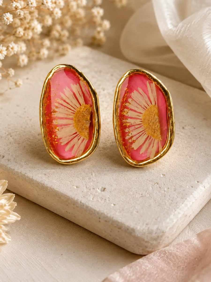  Pink resin stud earrings with pressed daisy flowers